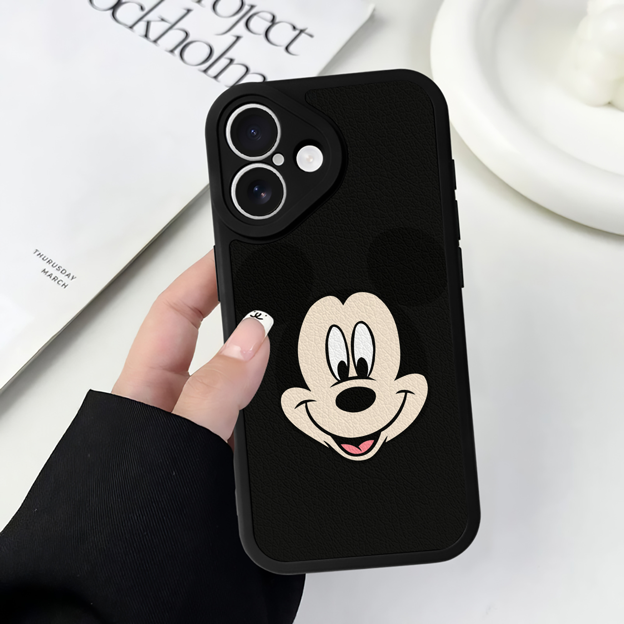 （画像用） ミッキーマウス Mickey Mouse 【iPhone 16シリーズ対応】シリコンスマホケース（レザー調） 材質：シリコン